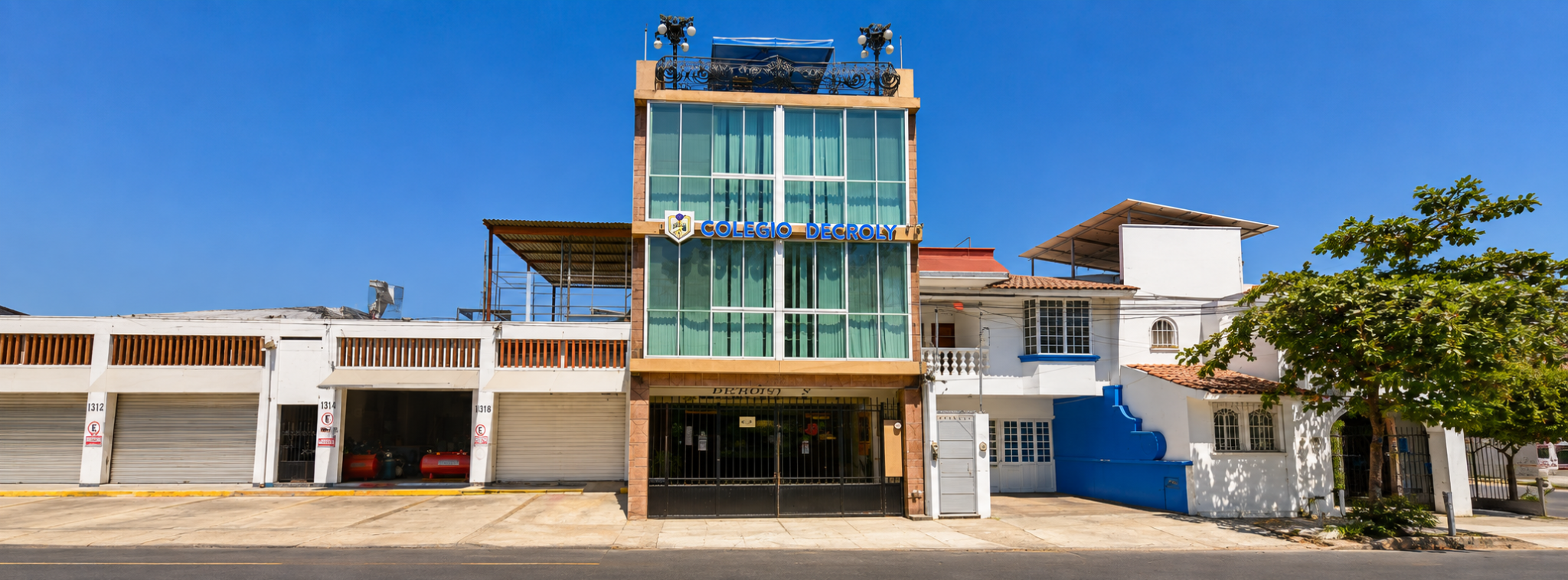 Fachada del plantel Puerto Vallarta de Colegio Decroly